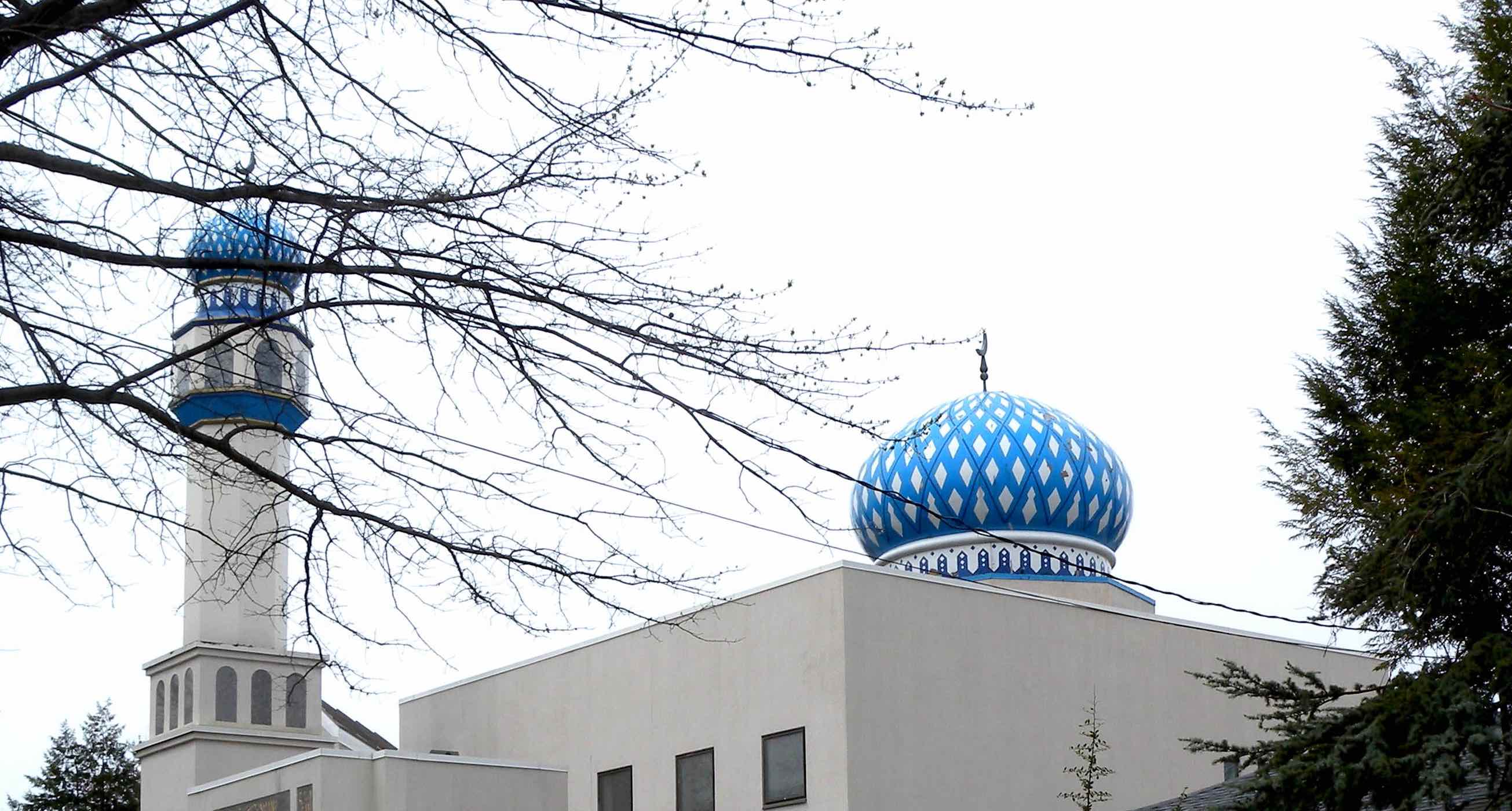 An American mosque with a blue dome