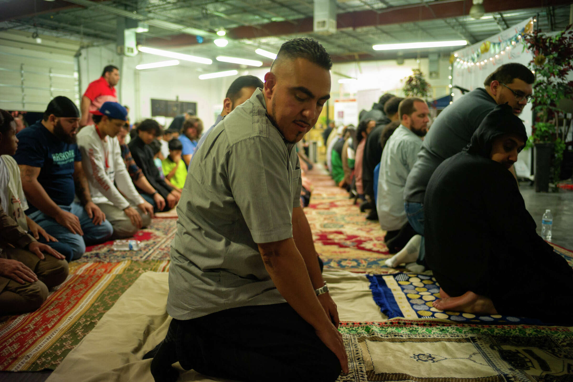 Jaime "Mujahid" Fletcher, CEO and Founder of IslamInSpanish, praying in Ramadan at the IslamInSpanish Centro Islamico in Houston, TX